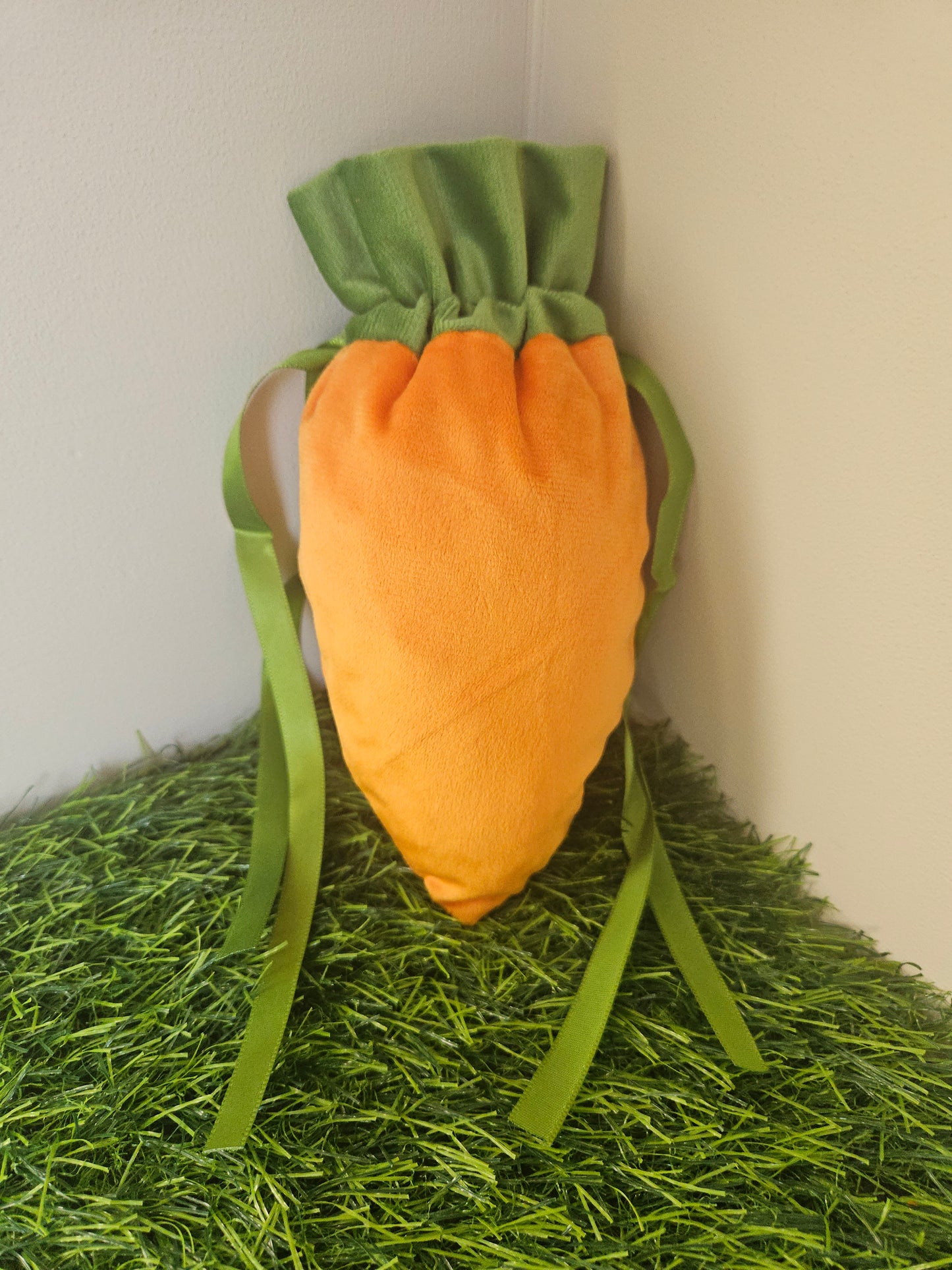 Velvet carrot bag