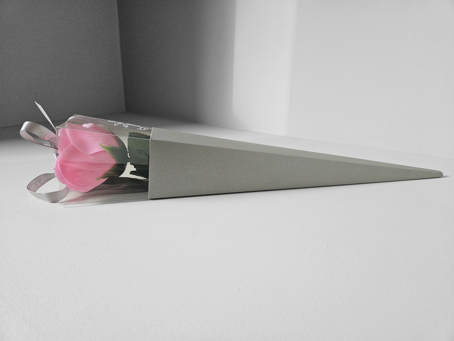 Single pink rose in gift box